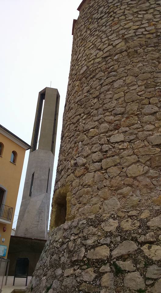 El campanar al fons amb la torre de l’Església. Font: Aitor Mahiques.